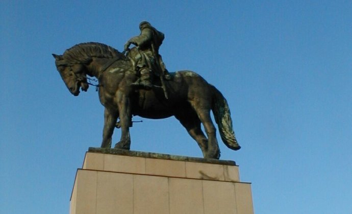 Žižkova jezdecká socha před Národním památníkem od sochaře Bohumila Kafky. Foto: Michal Stehlík, Deník N