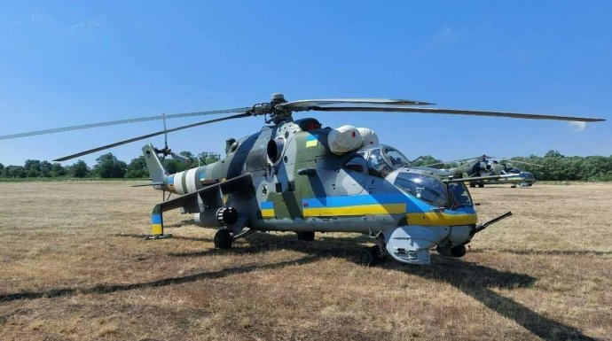 Původně český bojový vrtulník Mi-24 v ukrajinských barvách. Na Ukrajině létá v původních barvách s přemalovaným českým výsostným označením a výraznými modro-žlutými doplňky. Foto: Ukrajinské ministerstvo obrany.