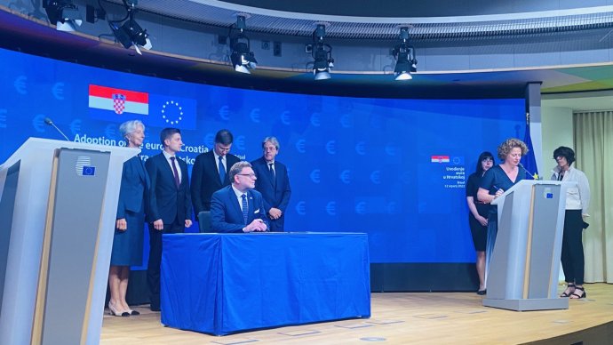 Ministr financí Zbyněk Stanjura podepsal poslední dokumenty, které Chorvatsku od 1. ledna 2023 udělují členství v eurozóně. Foto: Markéta Boubínová, Deník N