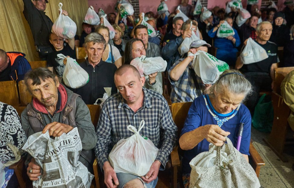 Jsou unaveni válkou. Závislí na humanitární pomoci. Osamělí ve svém neštěstí. Obyvatelé ukrajinské Avdijivky, kterým právě přivezli tolik jídla, aby přežili příštích pár dnů. Foto: Iva Zímová