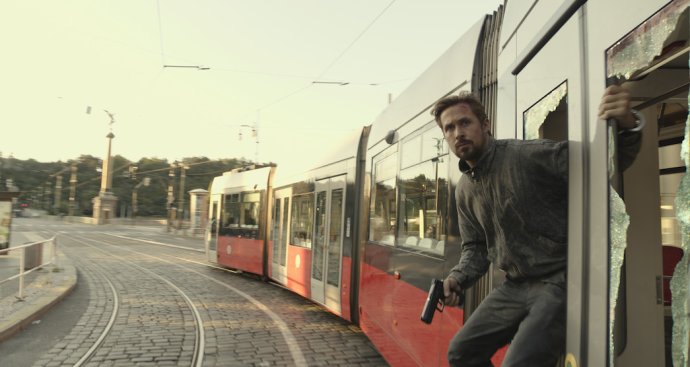 Ryan Gosling na nebezpečné cestě s pražskou tramvají. Foto: Netflix
