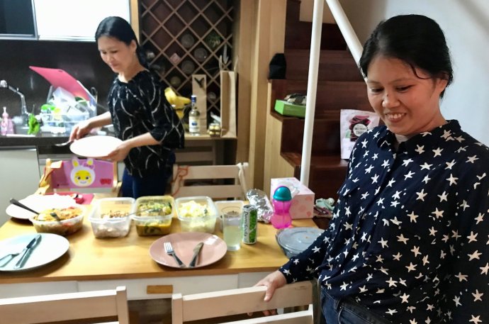 Jednou se vrátím domů na Filipíny, zasní se občas Vena, a spolu se sestrou Marjií si otevřu pekárnu. Ale ještě je třeba našetřit hodně peněz. A to znamená zůstat ještě v Koreji. Foto: Markéta Balková