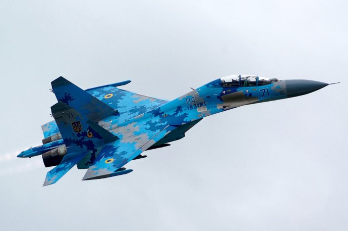 Ukrajinská stíhačka Su-27. I na ní je moderní digitální kamufláž, jakou Ukrajinci rádi využívají i na jiných typech. Rusové v tomto úkolu využívají typ Su-35S, který je na pohled téměř identický a vychází právě z Su-27, ale snadno se dá rozeznat úplně jiným typem kamufláží. Tento typ se u Rusů vyskytuje ve světle modrých barvách v nepravidelných polích nebo v tmavě šedé svrchu a světle modré zespodu. Foto:Jakub Hałun, CC BY-SA 4.0, via Wikimedia Commons