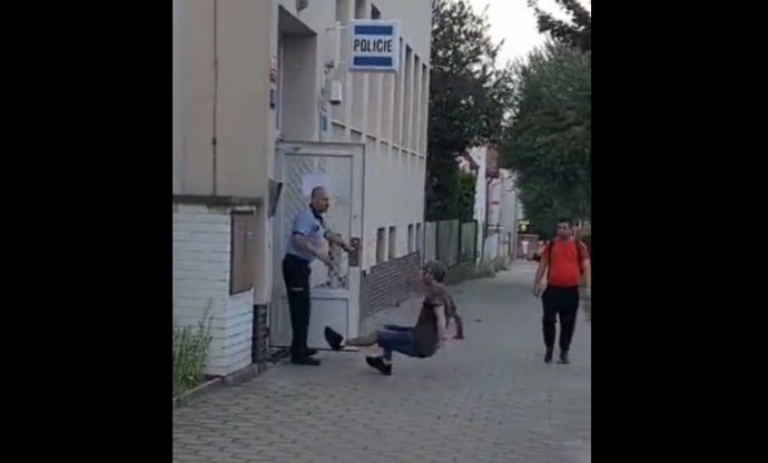 Brutální zákrok policisty proti recidivistovi v pražských Horních Počernicích. Foto: Twitter