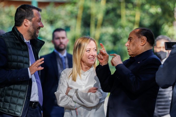 Giorgia Meloniová se svými koaličními partnery Matteem Salvinim a Silviem Berlusconim. Říjen 2021. Foto: Guglielmo Mangiapane, Reuters