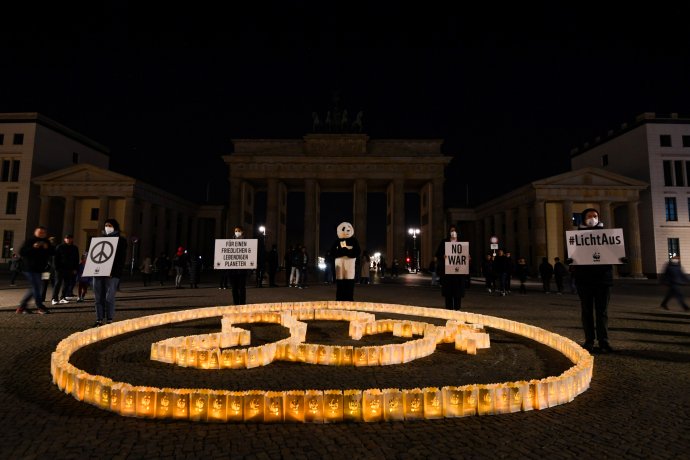 Jak to může vypadat v Německu v zimě: památky s osvětlením vypnutým na noc. V současnosti už potemnělá Braniborská brána v Berlíně může být osvětlena leda symbolicky svíčkami, tak jako u příležitosti letošní Hodiny Země (Earth Hour) 26. března. Monument tehdy osvítila instalace mírové holubice, která upozorňovala na oběti ruské invaze na Ukrajinu. Zdroj: Annegret Hilseová, Reuters