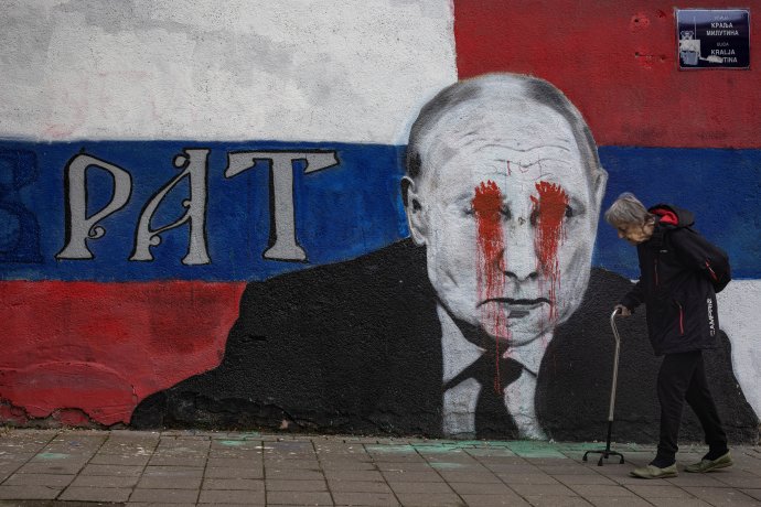 BRAT (bratr), nebo RAT (válka)? Původní „bratrský“ portrét Vladimira Putina na zdi v jedné z bělehradských ulic kdosi upravil na válečnou podobiznu. Foto: Marko Djurica, Reuters