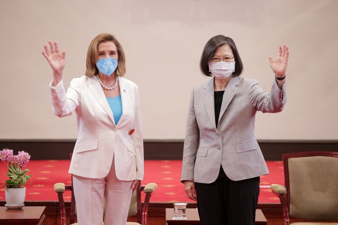 „Paní předsedkyně, musím vám vyjádřit svůj vděk,“ pravila Cchaj Jing-wen poté, co se obě političky uklonily sobě navzájem. Tchajwanská prezidentka nazvala Nancy Pelosiovou „jedním z nejoddanějších přátel Tchaj-wanu“. Foto: Tchajwanská prezidentská kancelář via Reuters