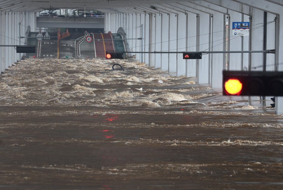 Zaplavený most před řeku Han, Soul, 9. srpna 2022. Foto: Jonhap via Reuters