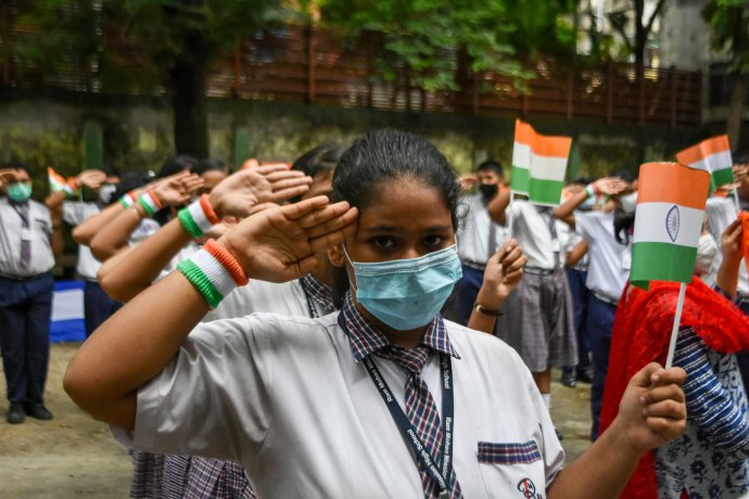 Studenti v Kalkatě slaví 75. výročí nezávislosti Indie na Británii. Foto: Debarčan Četterdží, NurPhoto/Reuters