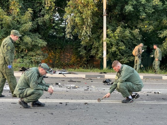 Vyšetřovatelé na místě výbuchu bomby v autě dcery ruského ultranacionalistického ideologa Alexandra Dugina. Foto: ruský vyšetřovací výbor via Reuters