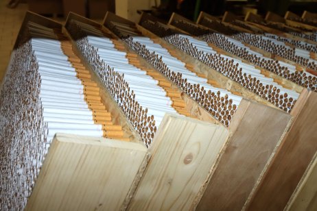 Celníci při raziích objevili tuny tabáku, miliony cigaret, linku, která zvládala pět tisíc cigaret za minutu, a rozkryli daňové úniky za více než 170 milionů korun. Foto: Celní správa
