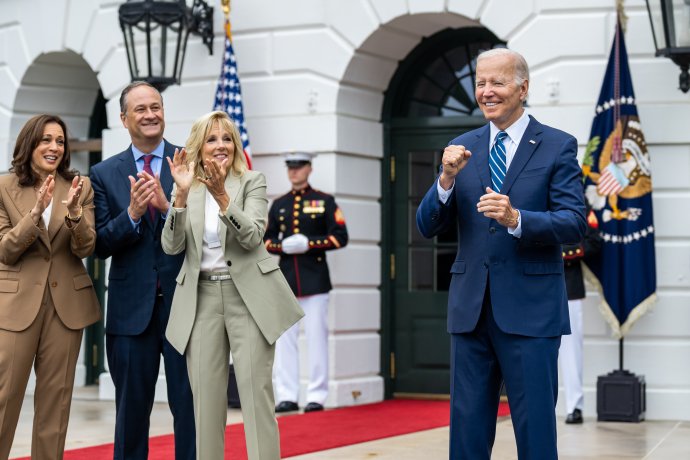 Americký prezident Joe Biden, první dáma Jill Bidenová, viceprezidentka Kamala Harrisová a druhý gentleman Douglas Emhoff na Jižním trávníku Bílého domu. Foto: Adam Schultz, Bílý dům, Flickr