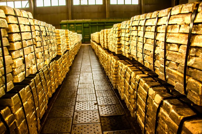 Po ruském útoku na Ukrajinu bylo zlato nedostupné, později jeho cena klesla. FOTO: Adobe Stock