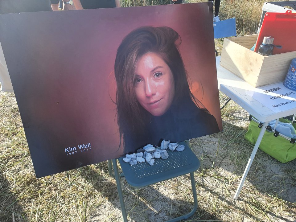 Portrét novinářky Kim Wallové zavražděné před pěti lety byl vystaven v místě startu běžeckého memoriálu, který k pátému výročí úmrtí uspořádali její rodiče. Foto: Albína Mrázová