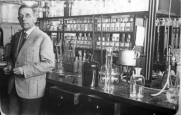 Otto Warburg ve své laboratoři ve třicátých letech 20. století. Foto: Deutsches Bundesarchiv, CC BY-SA 3.0