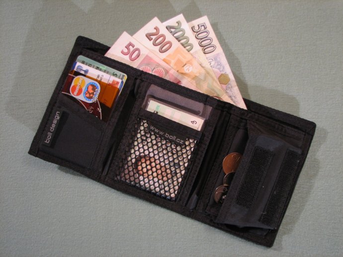 Foto této peněženky je z pochopitelných důvodů ilustrační a tolik peněz jsem u sebe taky neměl. Naštěstí. Foto: Mercy from Wikimedia Commons, CC BY 3.0