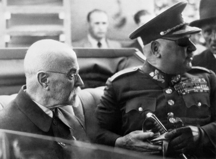 Generál Jan Syrový s prezidentem Tomášem G. Masarykem. V té době byl ještě jednooký legionář považován za hrdinu. Po válce jej poslali do vězení na základě absurdního vykonstruovaného nařčení. Foto: ČTK