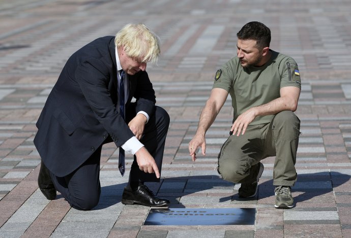 Na ukrajinský Den nezávislosti, 24. srpna, se Boris Johnson společně s Volodymyrem Zelenským zúčastnil odhalení plakety se svým jménem v kyjevské Aleji odvahy. Foto: ČTK/Ukrinform/Ruslan Kaniuka