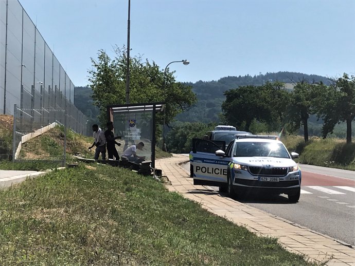 Policisté nedaleko hranice se Slovenskem zadrželi skupinu čtyř uprchlíků. Zde jejich měsíční cesta končí. Foto: Michal Tomeš, Deník N