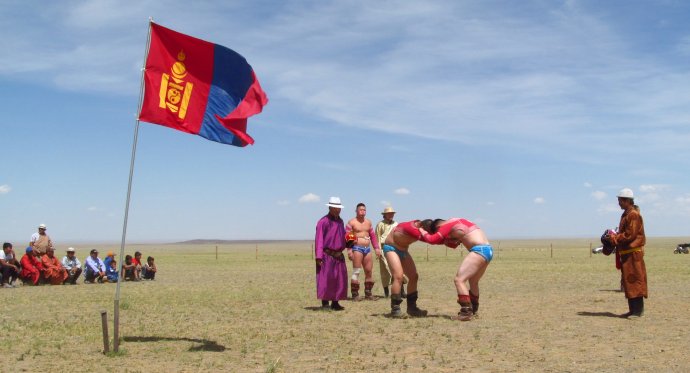 Tradiční mongolský zápas zvaný boch je něco nevídaného, do jeho tajů se ale málokterému cizinci podaří proniknout. Foto: Zuzana Mukumayi Filipová, Deník N