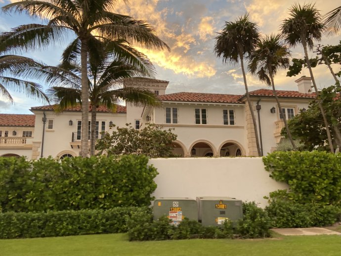 Floridské sídlo Mar-a-Lago je pro Donalda Trumpa primární rezidence. Zrovna ale nebyl doma, léto je zvyklý trávit v New Yorku. Foto: Jana Ciglerová, Deník N