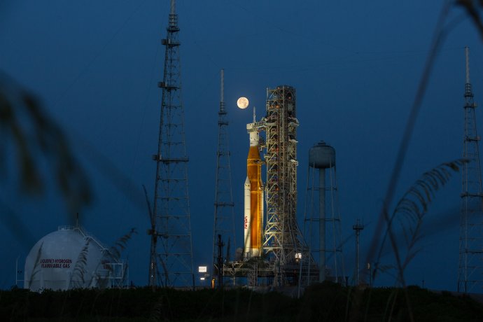 Nosná raketa SLS s kosmickou lodí Orion je už připravena na odpalovací rampě. A úplněk si ji se zájmem prohlíží. Foto: NASA