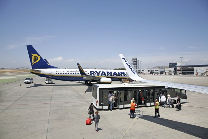 Letadla Ryanair na letišti ve Španělském Alicante – Elche. Foto: Andrej Ševčenko, Adobe Stock