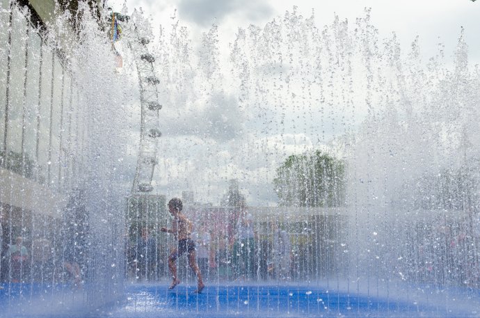 Mladý Londýňan se chladí během vedra. Foto: Jelana M, Adobe Stock