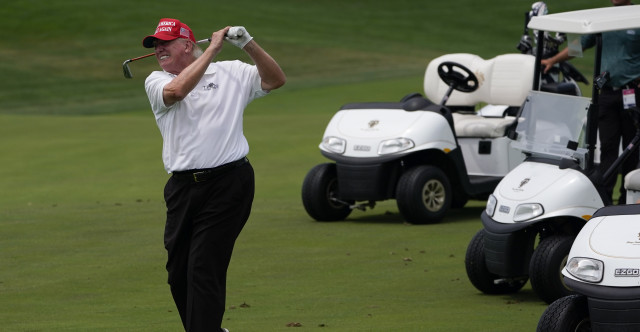 Americký exprezident strávil uplynulý víkend jako obvykle sobotním golfem, tentokrát hrál s bývalým profesionálním hráčem Garym Playerem. Foto: ČTK, AP