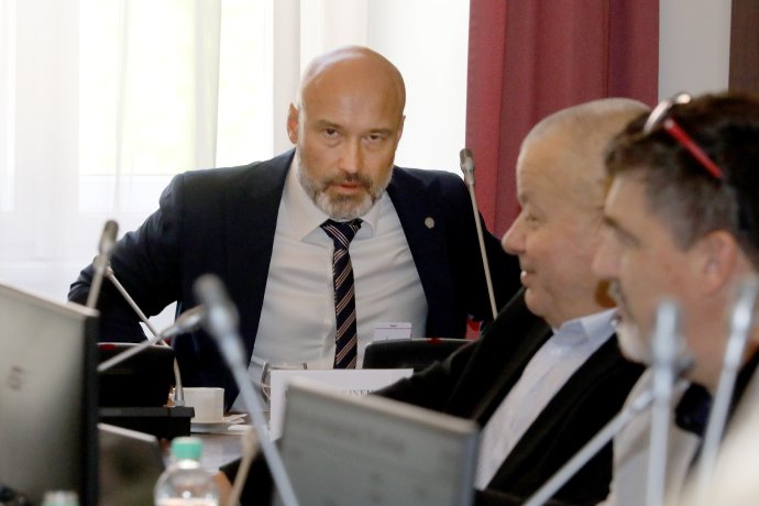 Nyní už bývalý ředitel ÚZSI na zasedání bezpečnostního výboru minulý týden. Foto: Ludvík Hradilek, Deník N