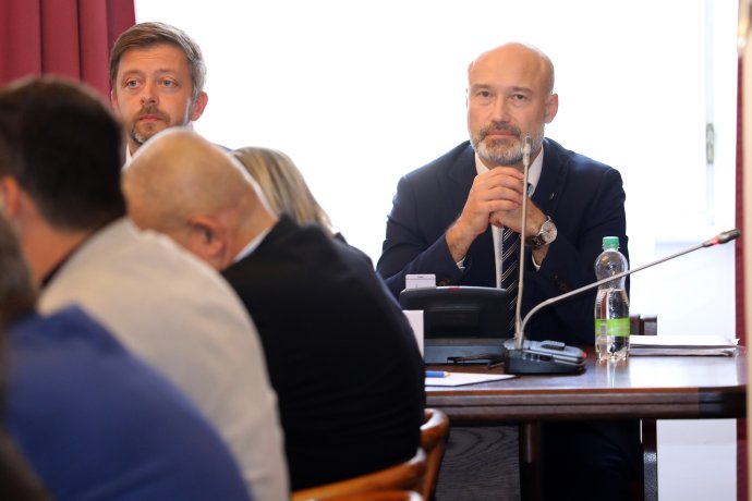 Šéf ÚZSI Petr Mlejnek vysvětloval poslancům své styky s obviněnými z kauzy Dozimetr. Foto: Ludvík Hradilek, Deník N