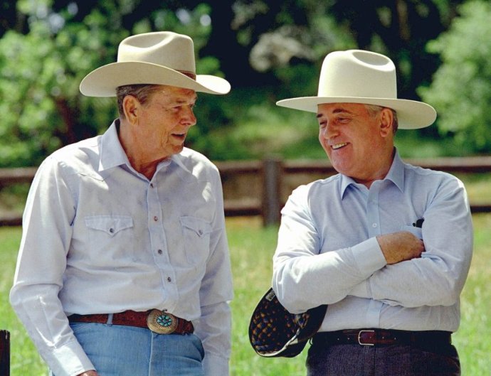 Ronald Reagan a Michail Gorbačov odpočívají na Reaganově kalifornském ranči. Foto: Bob Galbraith, http://usinfo.state.gov/journals/itps/0406/ijpe/laqueur.htm