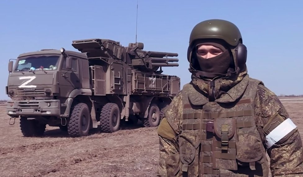 Ruský voják a vozidlo se systémem Pancir-S1 na Ukrajině. Foto: ruské ministerstvo obrany, mil.ru