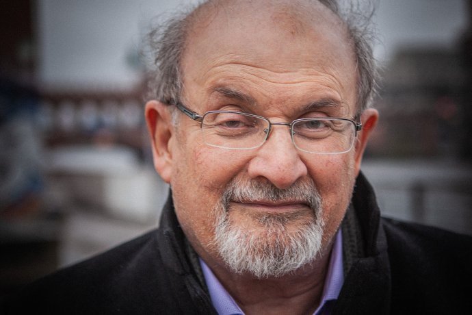 Rushdie vystupuje jako osvícenec, který se prostřednictvím literatury snaží poukázat na struktury religiozity. Pro ortodoxní, nebo až militantní zástupce islámu je však Satanem on sám. Foto: CK, Wikimedia CC BY-SA 4.0