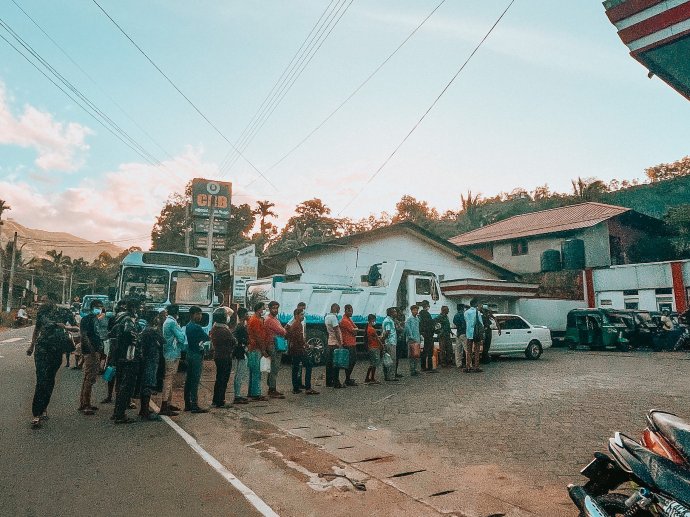 Srílančané ve frontě na pohonné hmoty. Foto: Anna Ratnayakeová