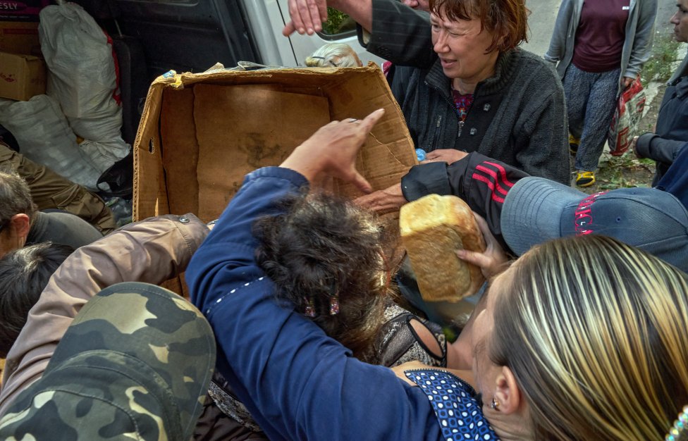 Tihle lidé stále zůstávají na frontové linii. Bojují o chléb, bojují o přežití. Teď dostali evakuaci do bezpečí příkazem. Foto: Iva Zímová