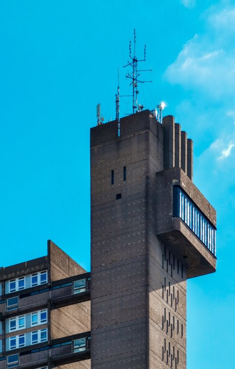 Věž s výtahovou šachtou dnes již památkově chráněné Trellick Tower. Foto: Unsplash