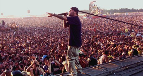 Některé kapely ve Woodstocku 1999 výrazně přispěly k rozbouření emocí. Foto: Netflix
