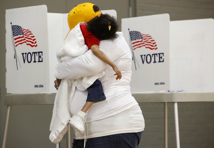 V posledních kongresových volbách tvořily ženy 53 procent voličů. Pokud se v těchto volbách navzdory zpřísněným podmínkám dostaví v podobném počtu, mají šanci o výsledku rozhodnout. Několik ukazatelů naznačuje, že se tak letos může stát. Foto: Jonathan Drake, Reuters