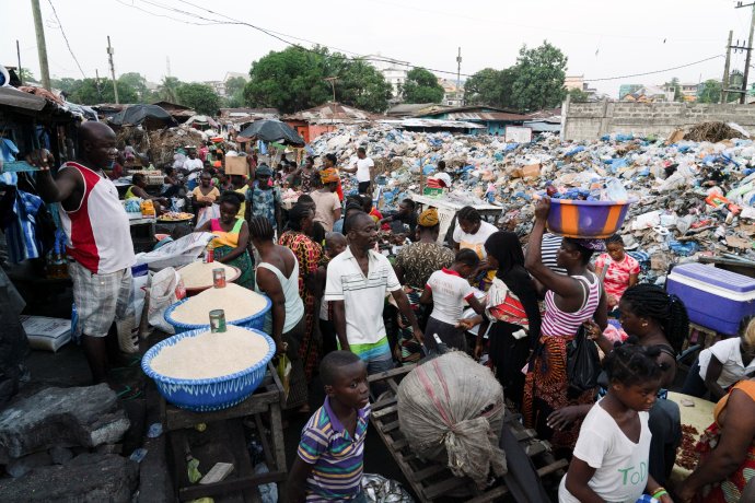 Tržiště v liberijské Monrovii. Přímo vedle kup odpadků, na jejichž hromadění si místní stěžují. Březen 2022. Foto: Carielle Doe, Reuters
