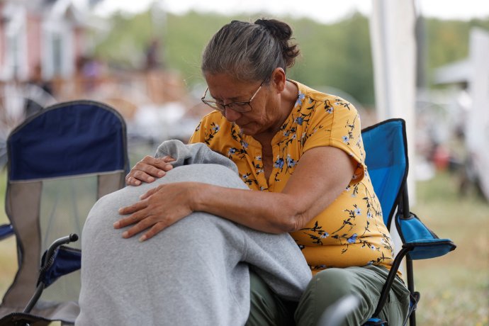 Annie Sandersonová utěšuje vnučku, která si byla blízká s jednou z obětí ubodaných ve Weldonu v kanadském Saskatchewanu. Foto: David Stobbe, Reuters