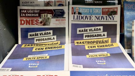 Reklama Spolu na titulních stranách novin Mafry. Foto: Vojtěch Borusík, Deník N