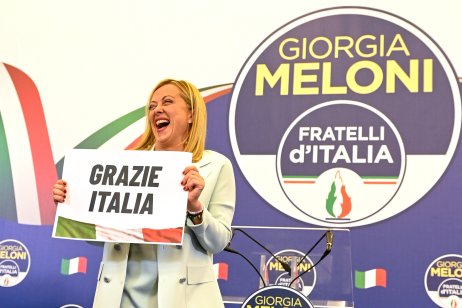 „Díky, Itálie.“ Giorgia Meloniová, předsedkyně Bratrů Itálie, kteří vyhráli parlamentní volby, a pravděpodobná příští premiérka a první žena v této funkci v Itálii. Foto: ROMA / Sipa USA / Reuters