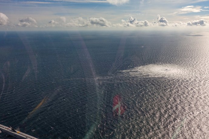 Jeden z úniků plynu z plynovodu Nord Stream na mořské hladině u ostrova Bornholm vyfocený z dánského letadla F-16 v úterý 27. září. Foto: Danish Defence Command / Forsvaret Ritzau Scanpix / Reuters