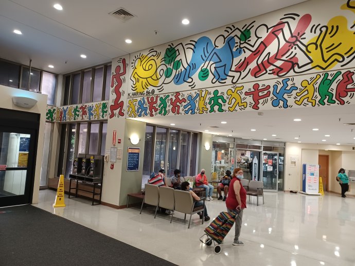 Malby Keitha Haringa v newyorské nemocnici. Foto: Ondřej Horák