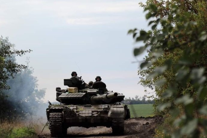 Ukrajinci posilují jednotky útočící na Lyman o další tanky. Foto: Generální štáb Ukrajiny