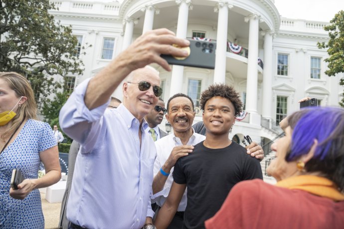 Snímek, který by ještě před rokem byl nemyslitelný. Americký prezident Joe Biden se na Jižním trávníku Bílého domu na pikniku letos v červenci fotí s kongresmanem z Marylandu Kweisim Mfumem. Nablízko a bez roušky. Foto: Adam Schultz, Bílý dům, Flickr