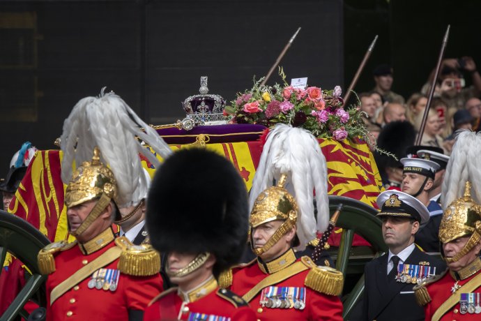 Většina Britů zažila ve svém životě na trůně pouze královnu Alžbětu II. Foto: Gabriel Kuchta, Deník N
