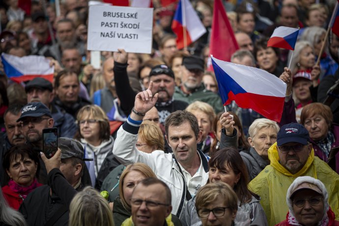 Odpůrci vlády na demonstraci v Den české státnosti 28. 9. Foto: Gabriel Kuchta, Deník N